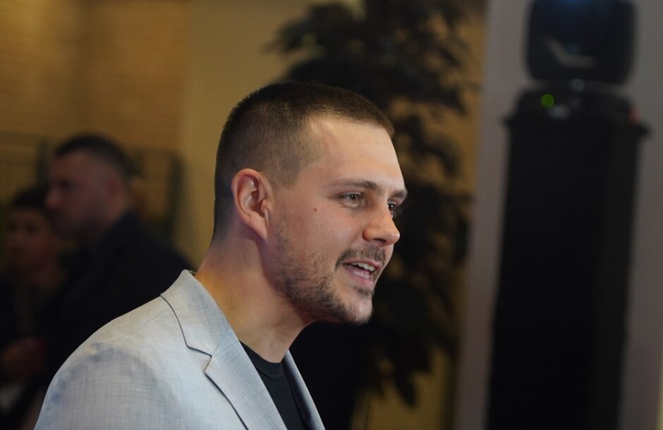 Miloš Biković sa bratom pred kamerama